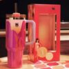 Gourde Stanley Quencher Tumbler avec anse — rose/violet dégradé (gourde), rouge/orange (boîte), édition Barbie