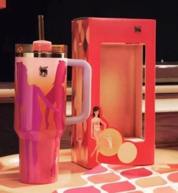 Gourde Stanley Quencher Tumbler avec anse — rose/violet dégradé (gourde), rouge/orange (boîte), édition Barbie