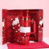 Gourde Stanley Quencher Tumbler avec anse — rouge avec motif de cœurs, édition Hello Kitty / Sanrio