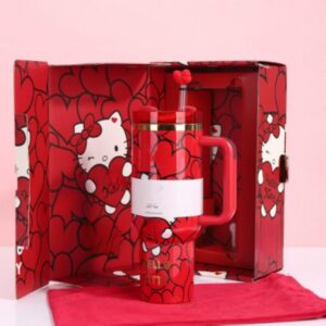 Gourde Stanley Quencher Tumbler avec anse — rouge avec motif de cœurs, édition Hello Kitty / Sanrio