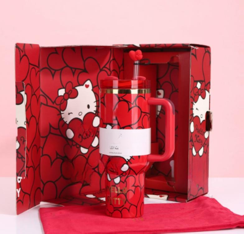 Gourde Stanley Quencher Tumbler avec anse — rouge avec motif de cœurs, édition Hello Kitty / Sanrio