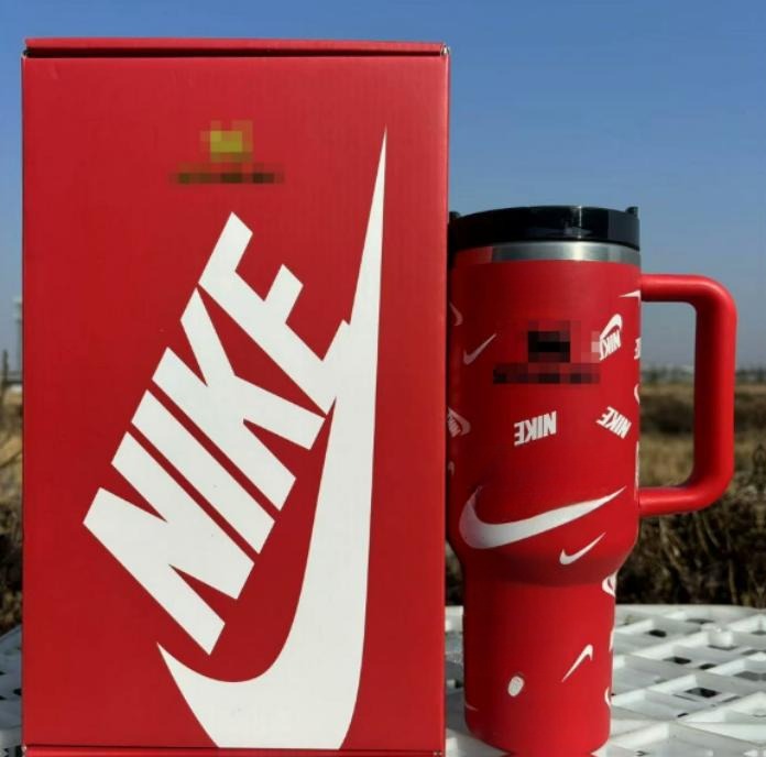 Gourde Stanley Quencher Tumbler avec anse — rouge avec motifs blancs, édition Nike