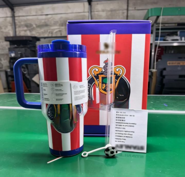 Gourde Stanley Quencher Tumbler avec anse — rouge, blanc et bleu, édition Chivas Guadalajara