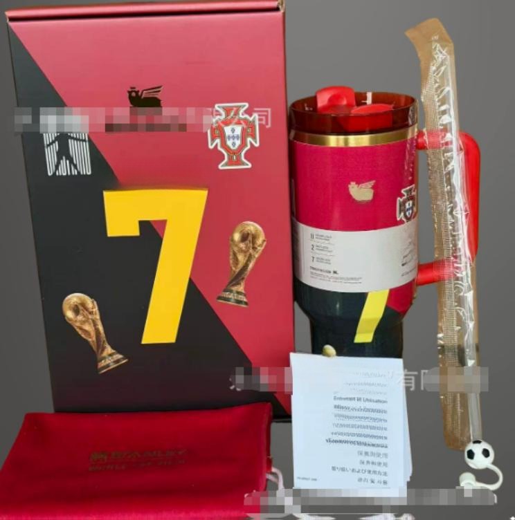 Gourde Stanley Quencher Tumbler avec anse — rouge bordeaux et noir avec chiffre jaune, édition Ronaldo / CR7