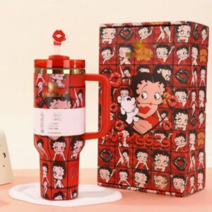 Gourde Stanley Quencher Tumbler avec anse — rouge foncé, motif personnage féminin de dessin animé aux