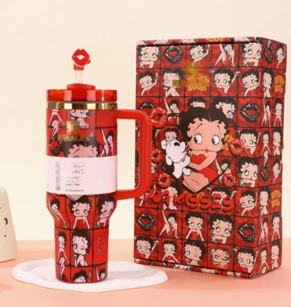 Gourde Stanley Quencher Tumbler avec anse — rouge foncé, motif personnage féminin de dessin animé aux