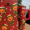 Gourde Stanley Quencher Tumbler avec anse — rouge, motif personnages de rennes stylisés avec bonnets