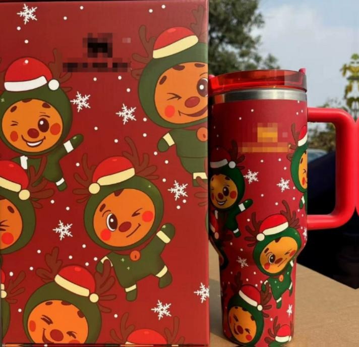 Gourde Stanley Quencher Tumbler avec anse — rouge, motif personnages de rennes stylisés avec bonnets
