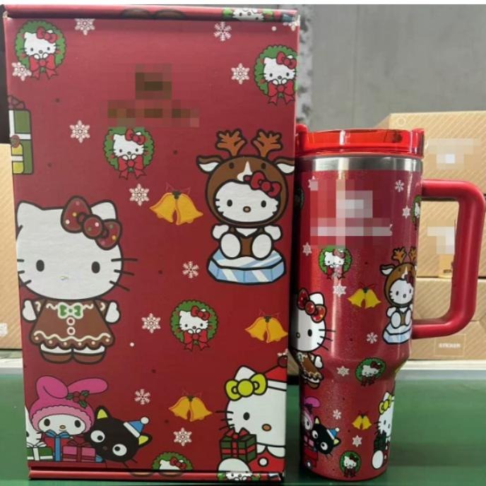 Gourde Stanley Quencher Tumbler avec anse — rouge scintillant, motif personnage chat blanc avec nœud