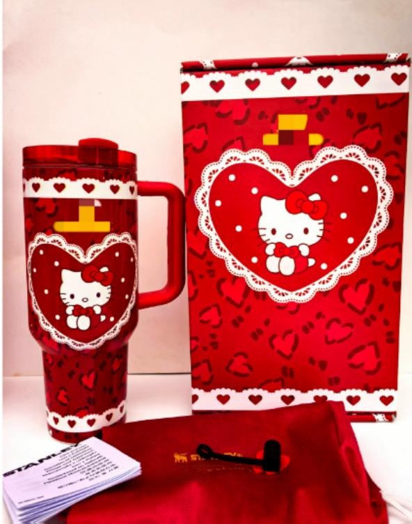 Gourde Stanley Quencher Tumbler avec anse — rouge translucide avec motif léopard et cœurs, édition LoveShackFancy