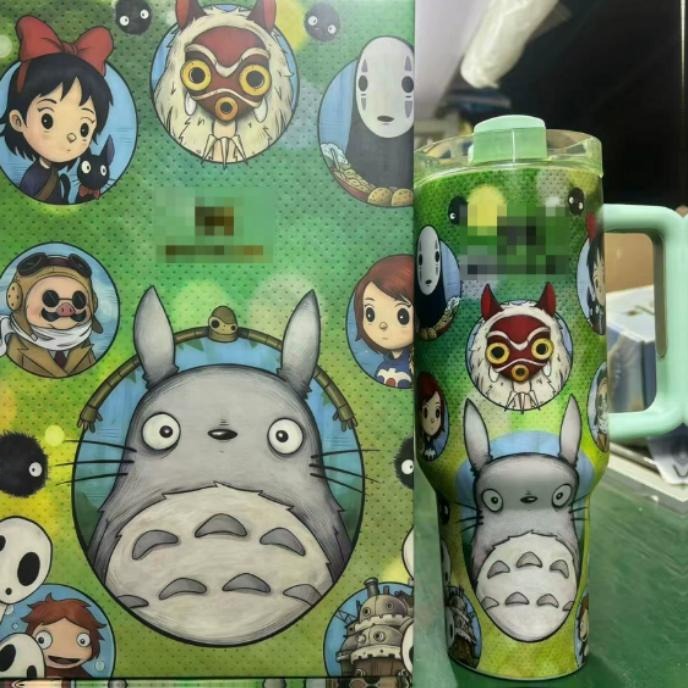 Gourde Stanley Quencher Tumbler avec anse — vert clair, motif personnages de dessin animé variés dans des