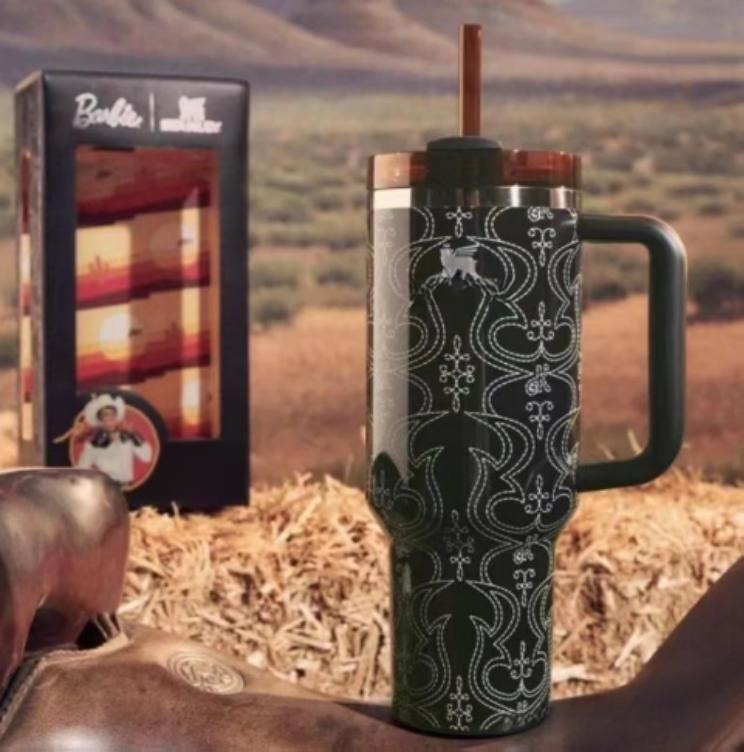 Gourde Stanley Quencher Tumbler avec anse — vert foncé (gourde), noir (boîte), édition Barbie