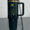 Gourde Stanley Quencher Tumbler avec anse — vert foncé, motif géométrique de losanges et rayons en