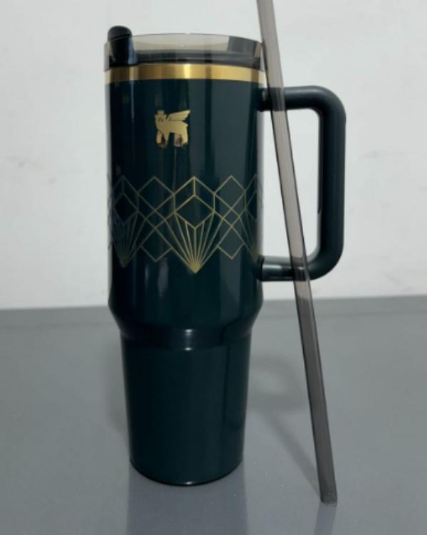 Gourde Stanley Quencher Tumbler avec anse — vert foncé, motif géométrique de losanges et rayons en