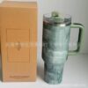Gourde Stanley Quencher Tumbler avec anse — vert-gris marbré, motif marbré veiné vert-gris et blanc