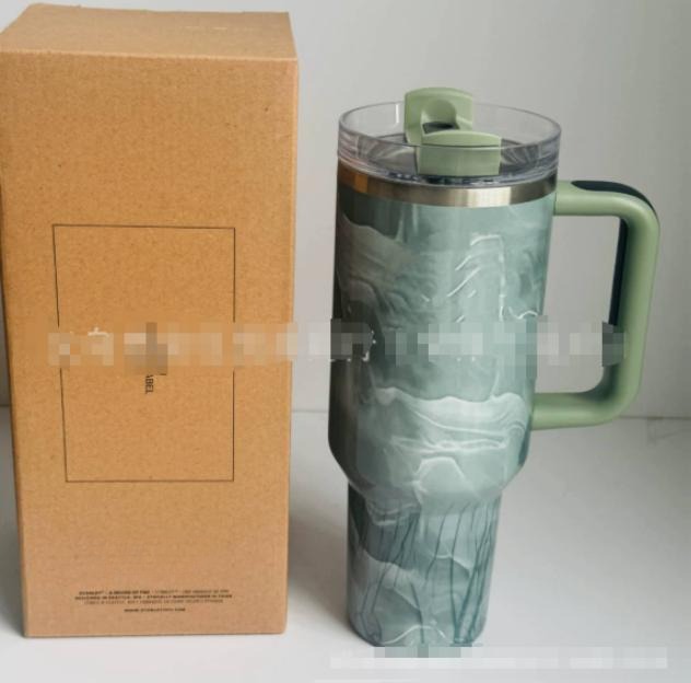 Gourde Stanley Quencher Tumbler avec anse — vert-gris marbré, motif marbré veiné vert-gris et blanc