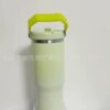 Gourde Stanley Quencher Tumbler avec anse — vert pâle / menthe, anse jaune fluo, motif géométrique en mailles en dégradé