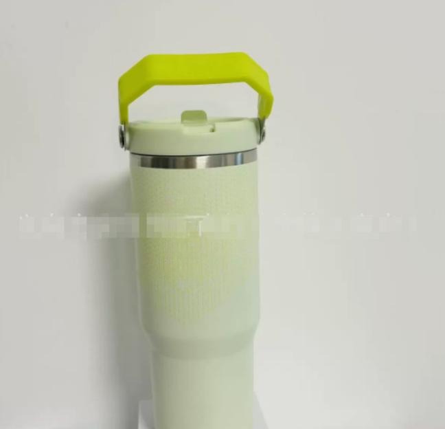 Gourde Stanley Quencher Tumbler avec anse — vert pâle / menthe, anse jaune fluo, motif géométrique en mailles en dégradé