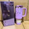 Gourde Stanley Quencher Tumbler avec anse — violet/lilas avec étoiles multicolores, motif étoiles multicolores (rouge
