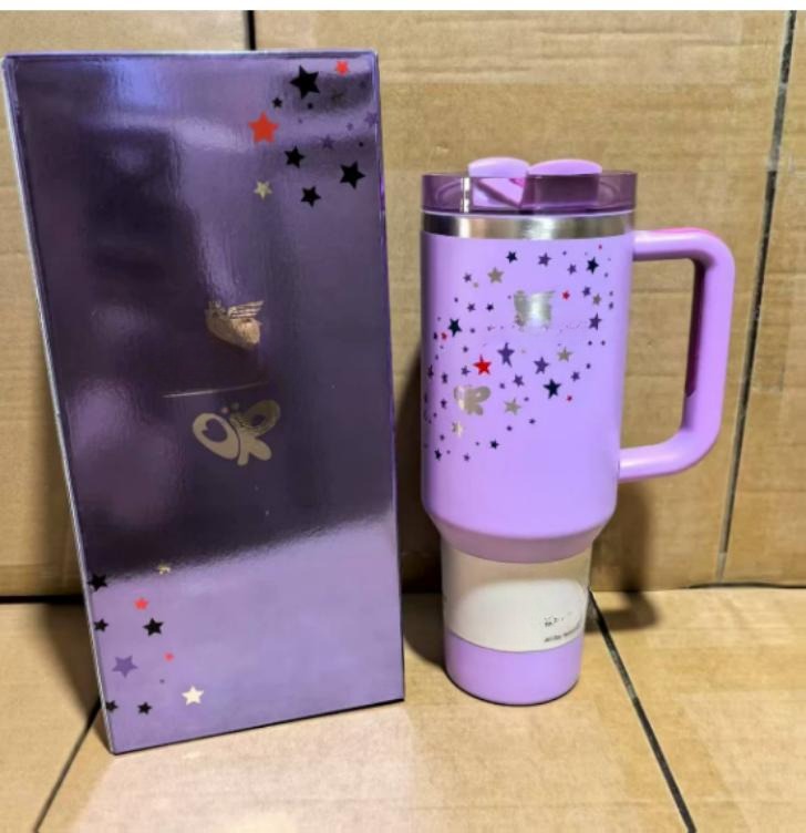 Gourde Stanley Quencher Tumbler avec anse — violet/lilas avec étoiles multicolores, motif étoiles multicolores (rouge