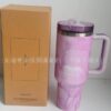 Gourde Stanley Quencher Tumbler avec anse — violet/mauve marbré, motif marbré nuageux violet/mauve et blanc