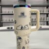 Gourde Stanley Quencher Tumbler vide avec anse — beige / crème, édition Snoopy / Peanuts