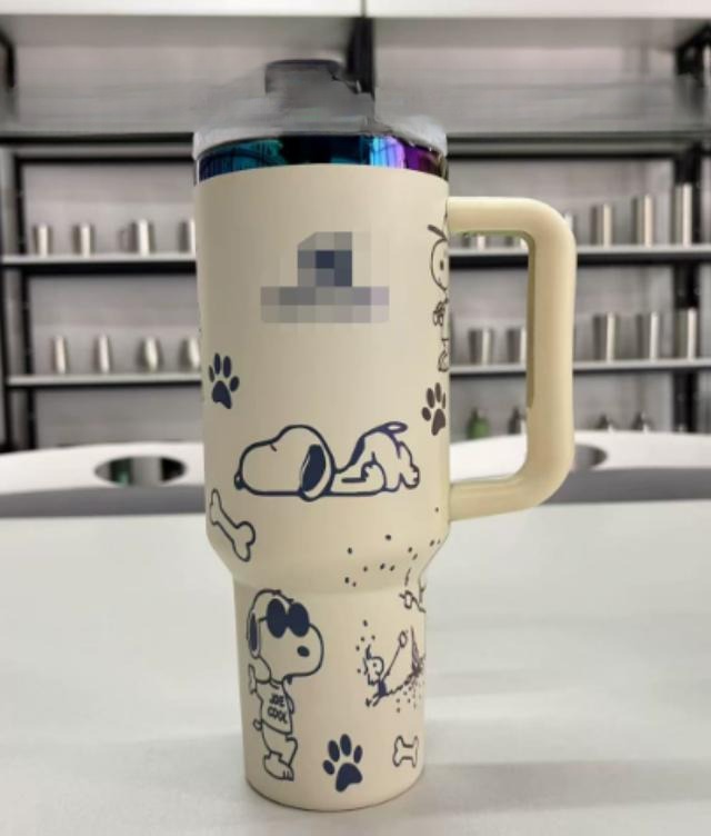 Gourde Stanley Quencher Tumbler vide avec anse — beige / crème, édition Snoopy / Peanuts