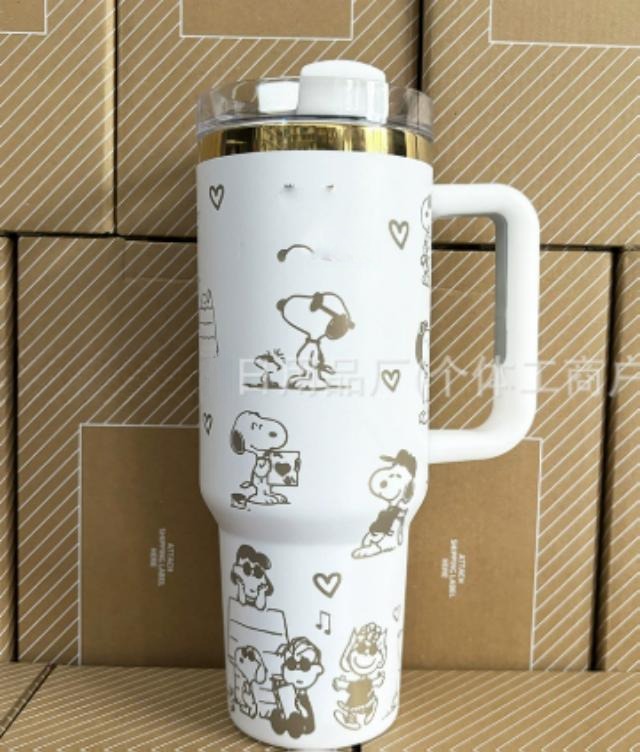 Gourde Stanley Quencher Tumbler vide avec anse — blanc / crème, motif mêmes scènes en contours dorés : chien couché