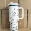 Gourde Stanley Quencher Tumbler vide avec anse — blanc, motif mêmes scènes en contours foncés : chien