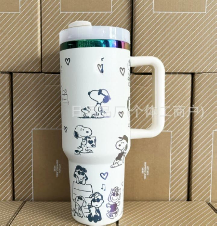 Gourde Stanley Quencher Tumbler vide avec anse — blanc, motif mêmes scènes en contours foncés : chien