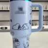 Gourde Stanley Quencher Tumbler vide avec anse — bleu clair / lavande, édition Snoopy / Peanuts