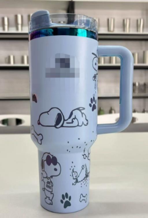 Gourde Stanley Quencher Tumbler vide avec anse — bleu clair / lavande, édition Snoopy / Peanuts