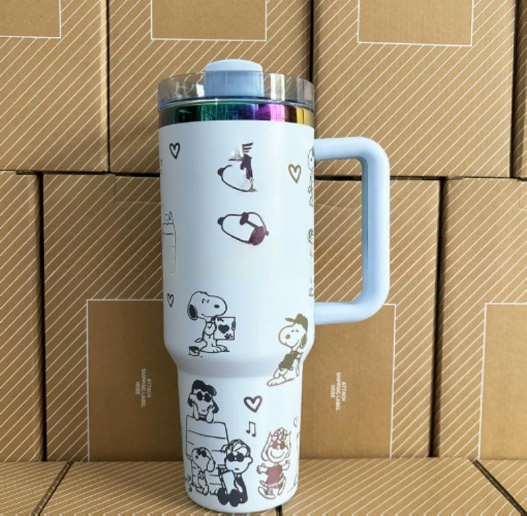 Gourde Stanley Quencher Tumbler vide avec anse — bleu clair / lavande pâle, motif mêmes scènes en contours foncés : chien