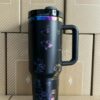 Gourde Stanley Quencher Tumbler vide avec anse — noir, motif mêmes scènes en contours foncés : chien