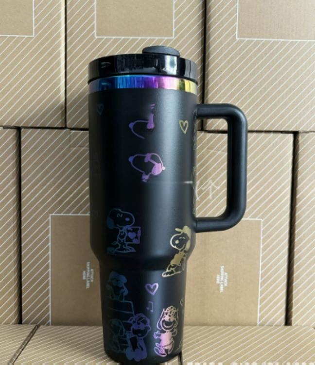 Gourde Stanley Quencher Tumbler vide avec anse — noir, motif mêmes scènes en contours foncés : chien