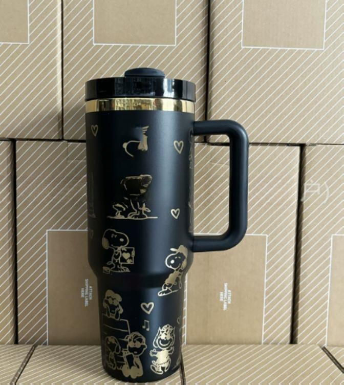 Gourde Stanley Quencher Tumbler vide avec anse — noir, motif multiples scènes en contours dorés :