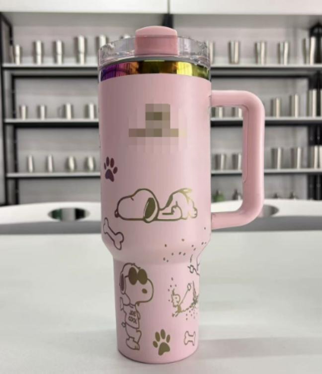 Gourde Stanley Quencher Tumbler vide avec anse — rose, édition Snoopy / Peanuts