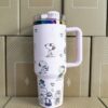 Gourde Stanley Quencher Tumbler vide avec anse — rose pâle, motif mêmes scènes en contours foncés : chien