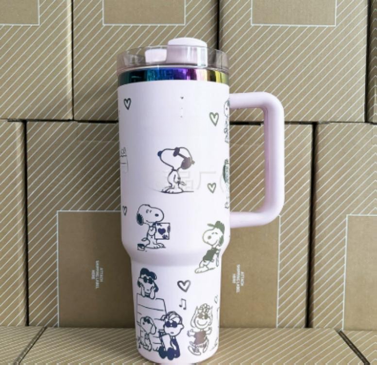 Gourde Stanley Quencher Tumbler vide avec anse — rose pâle, motif mêmes scènes en contours foncés : chien