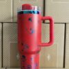 Gourde Stanley Quencher Tumbler vide avec anse — rouge, motif mêmes scènes en contours foncés : chien