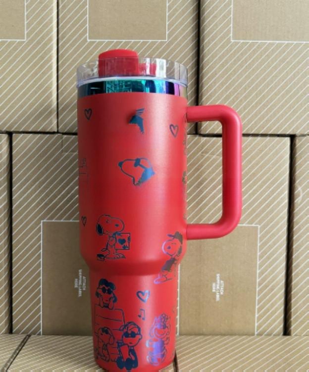 Gourde Stanley Quencher Tumbler vide avec anse — rouge, motif mêmes scènes en contours foncés : chien