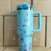 Gourde Stanley Quencher Tumbler vide avec anse — turquoise vif, motif mêmes scènes en contours dégradés colorés