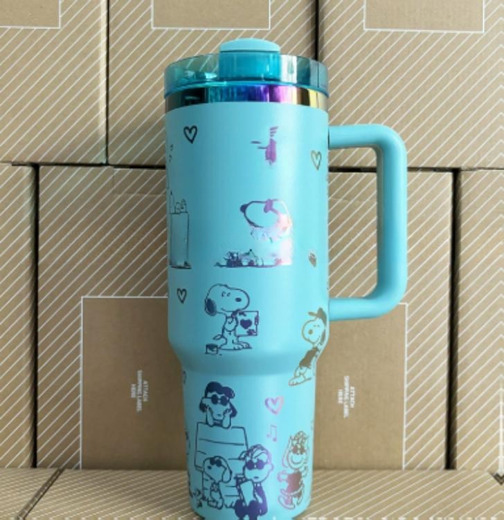 Gourde Stanley Quencher Tumbler vide avec anse — turquoise vif, motif mêmes scènes en contours dégradés colorés