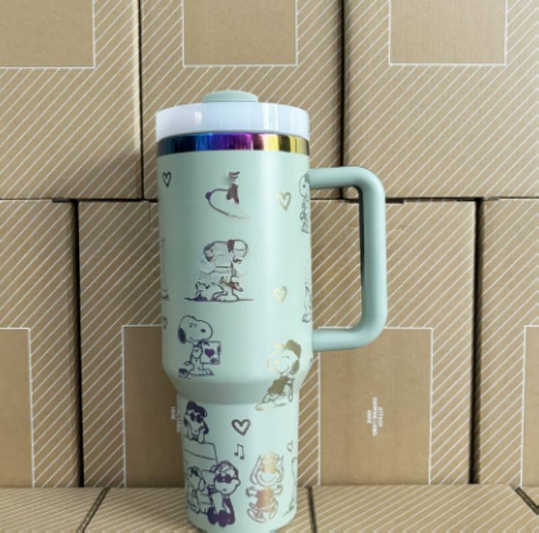 Gourde Stanley Quencher Tumbler vide avec anse — vert sauge clair, motif mêmes scènes en contours foncés : chien