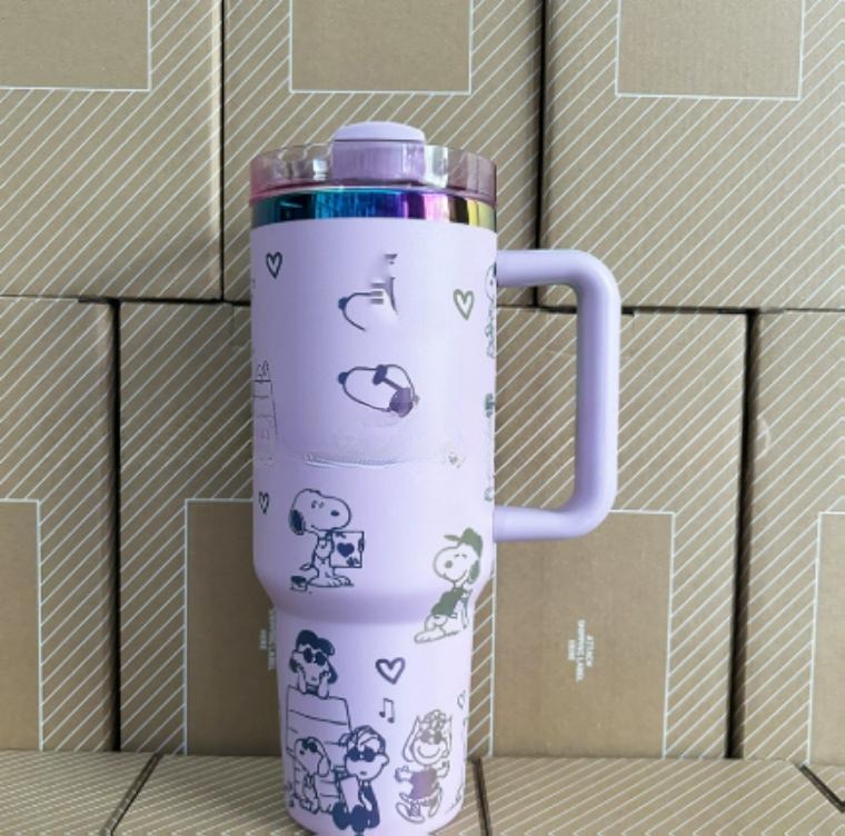 Gourde Stanley Quencher Tumbler vide avec anse — violet clair / lilas, motif mêmes scènes en contours foncés : chien