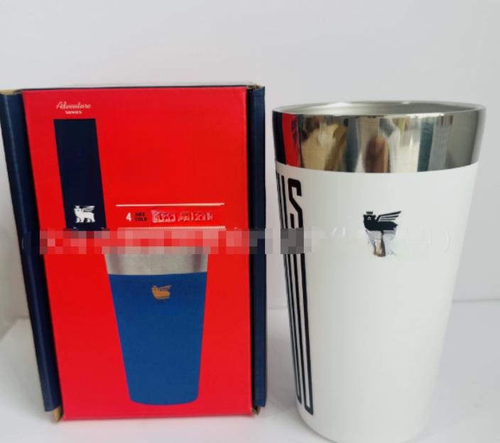 Gourde Stanley Stacking Beer Pint 16 oz | 473 mL avec anse — blanc avec bandes foncées, motif bandes verticales sombres sur fond blanc