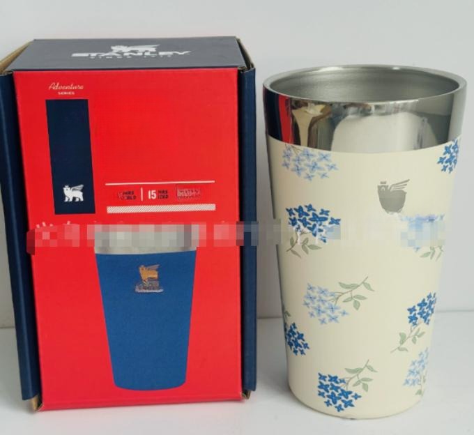 Gourde Stanley Stacking Beer Pint 16 oz | 473 mL avec anse — crème avec motif floral bleu, motif branches et petites fleurs bleues avec