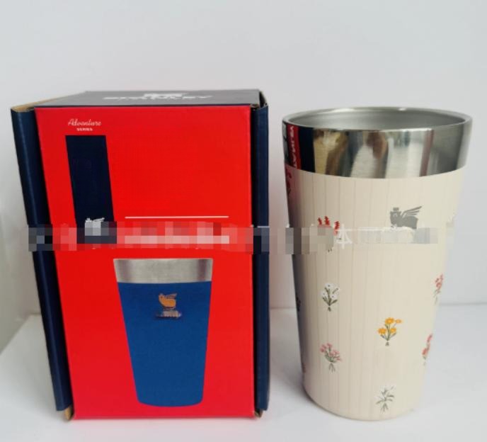 Gourde Stanley Stacking Beer Pint 16 oz | 473 mL avec anse — crème avec petites fleurs colorées, motif petites fleurs éparses (rouges