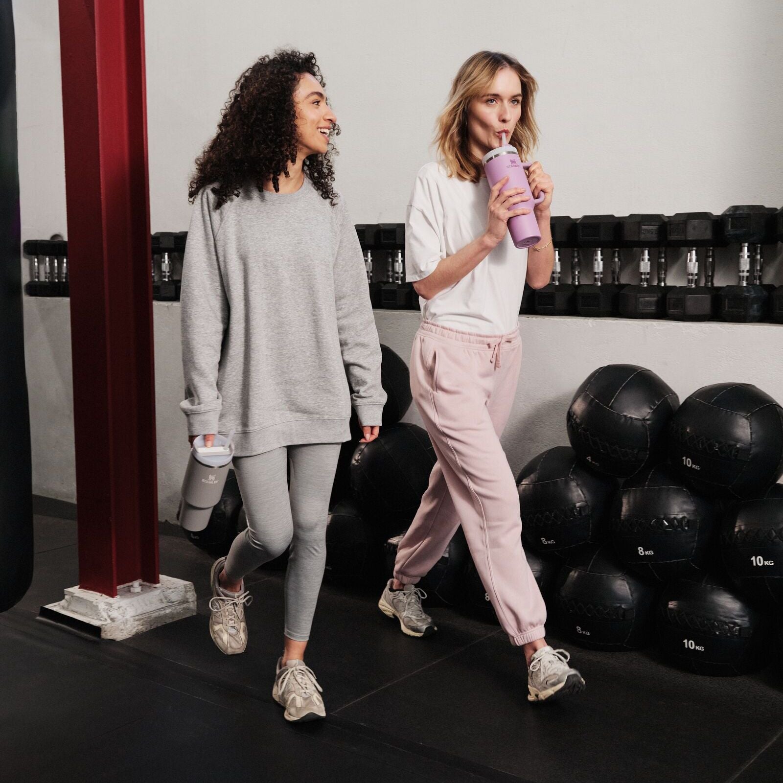 Deux personnes à la salle de sport avec leur gourde